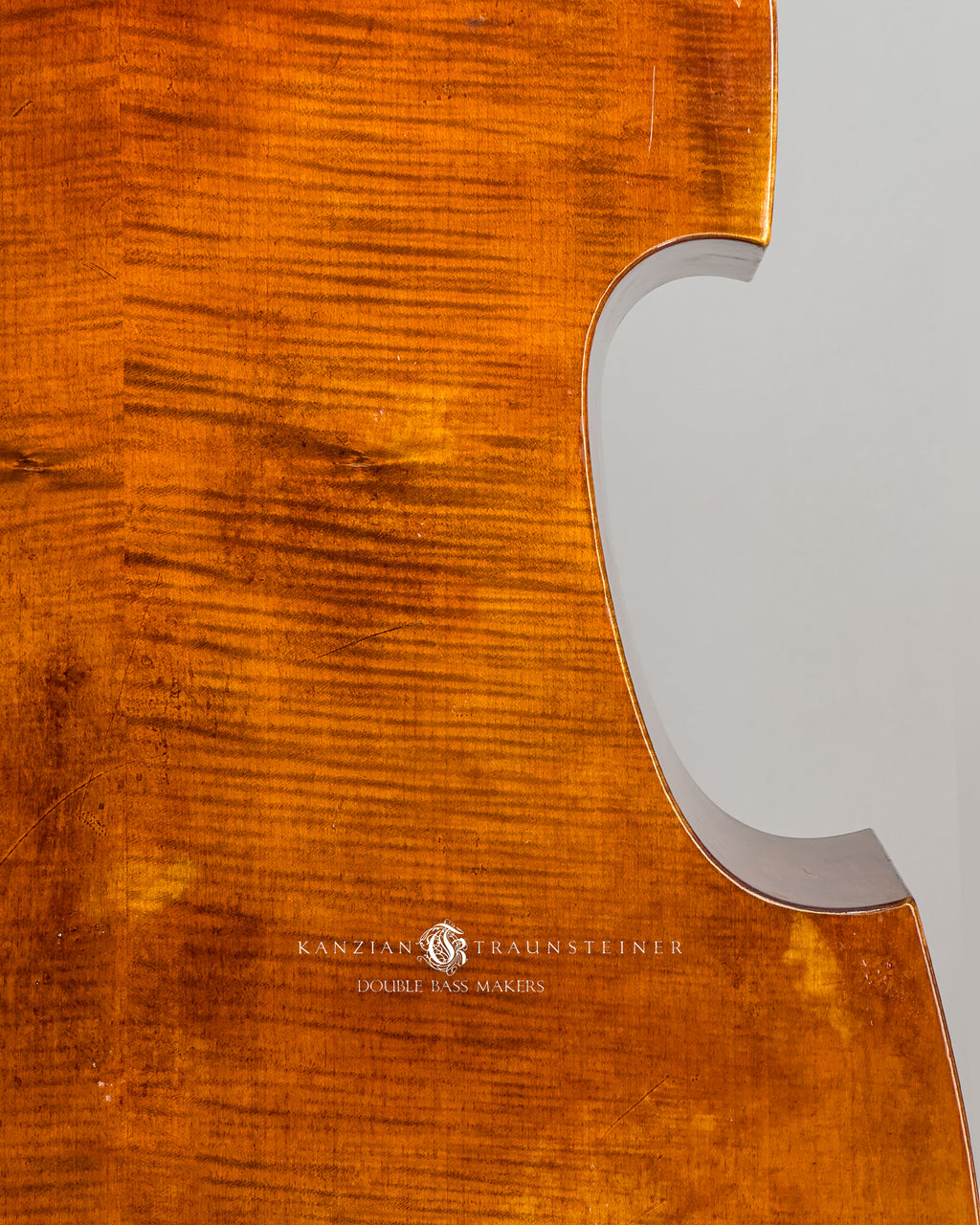 Antiquing and varnish details of Kanzian & Traunsteiner double bass with antique finish made in 2026