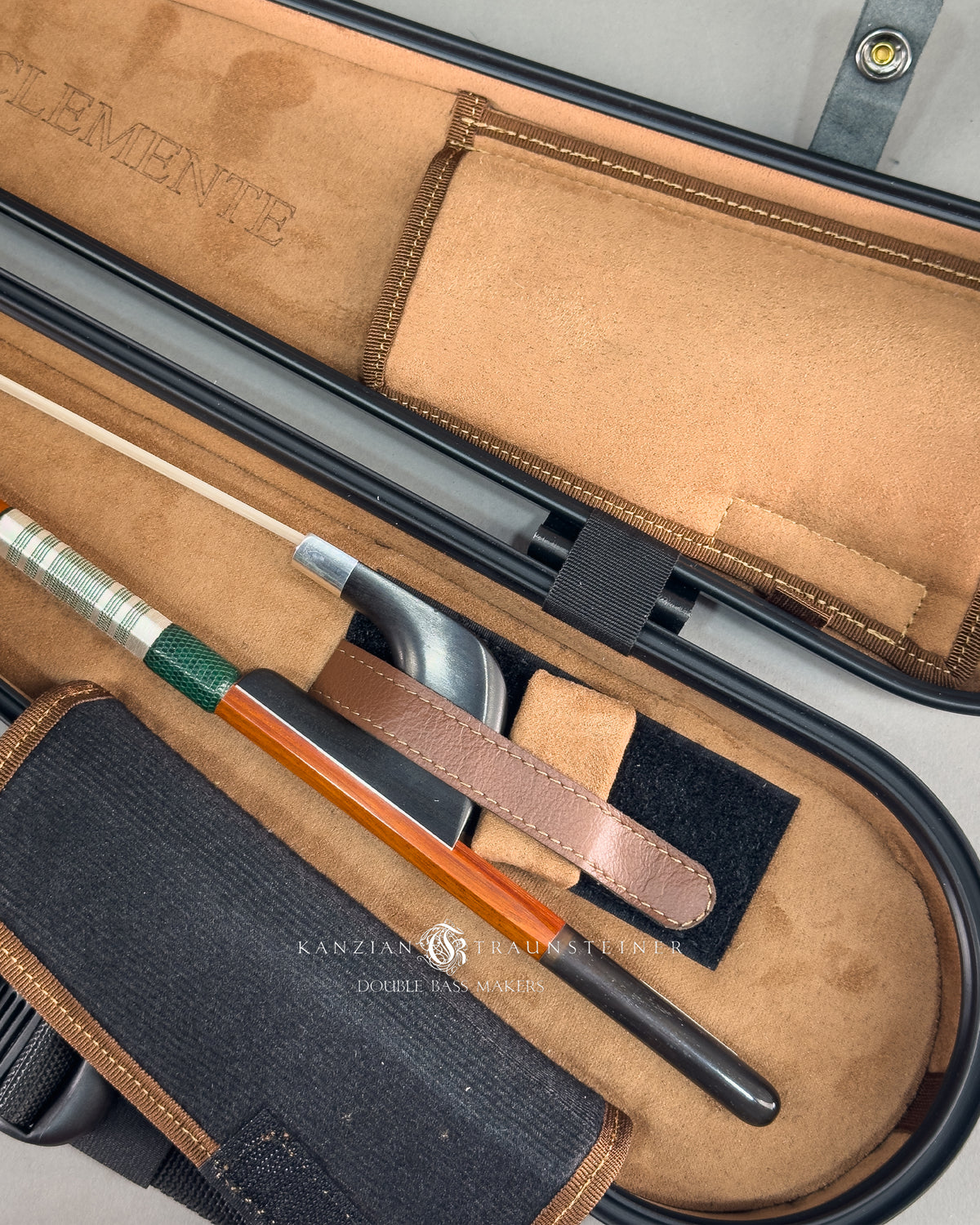 Double bass bow case in carbon fibre that hold 2 bows by Bogaro and Clemente in the Kanzian & Traunsteiner online store
