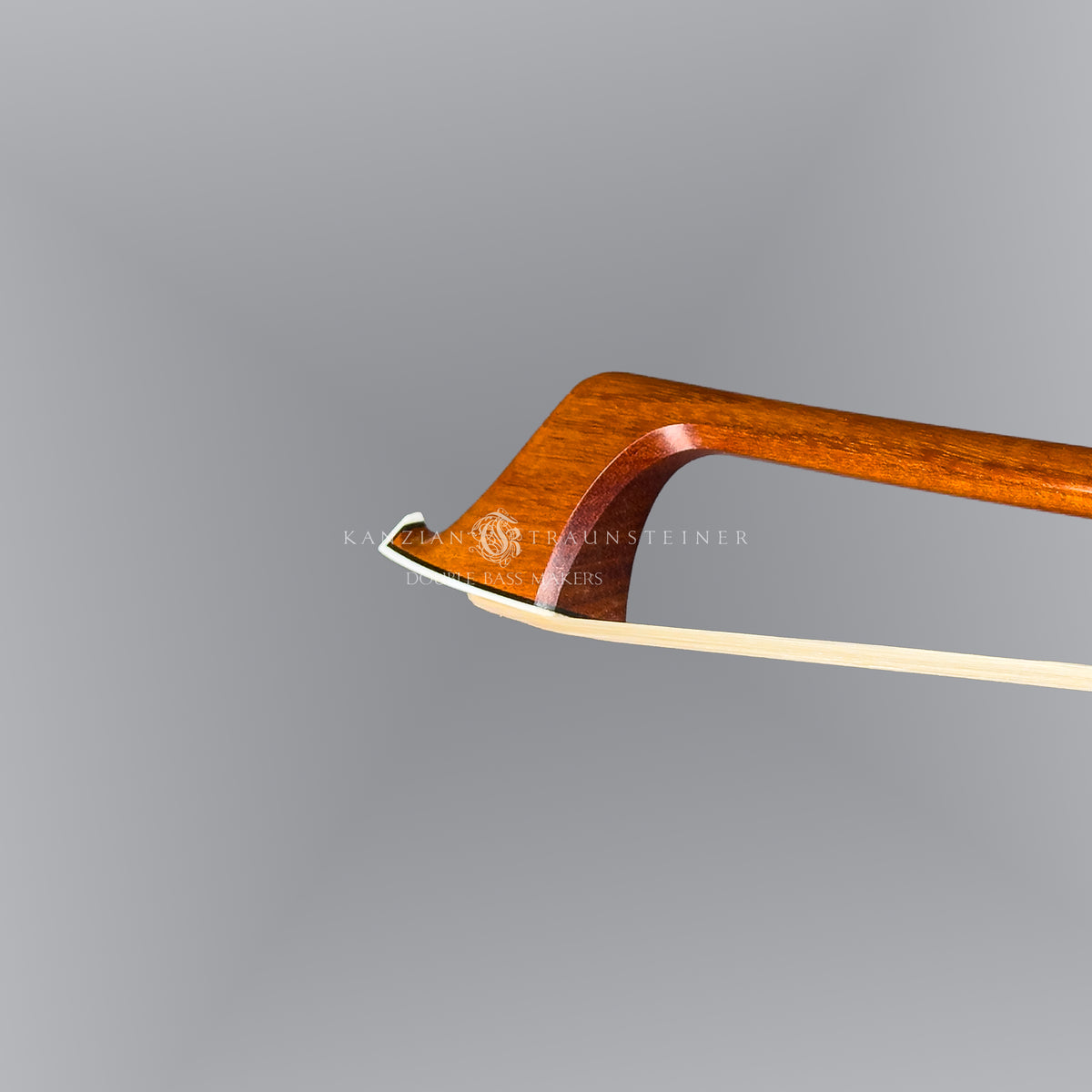 Close up of M.Dölling Special Vigneron with Horn Screw double bass bow tip